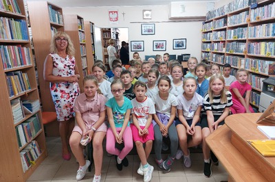 Ciocia Jadzia z Pelagią Rzepą w bibliotece