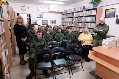 Weteran jednostek specjalnych "Naval" w bibliotece