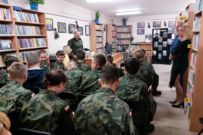 Weteran jednostek specjalnych "Naval" w bibliotece